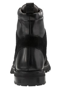 Czarne botki za kostkę wykonane z gładkiej skóry i zamszu, z fakturowaną panelą, pętlą do zakładania oraz trwałą gumową podeszwą.