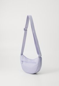 Borsa a tracolla in tessuto viola con design arrotondato e tracolla regolabile. Presenta una tasca con zip frontale e una superficie liscia.
