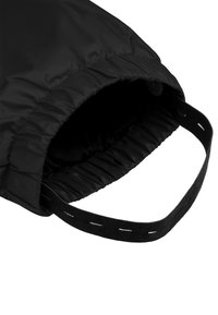 Schwarze gepolsterte Tasche mit einem gerafften Öffnungsbereich und einem strukturierten Tragegurt. Das Innere scheint weich und gefüttert zu sein. Schlichtes, funktionales Design.