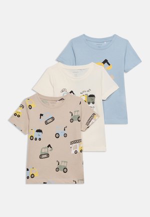 Tre magliette a maniche corte per bambini: una beige con stampe di veicoli da costruzione, una bianca con piccoli disegni di veicoli e testo, e una azzurro chiaro semplice.