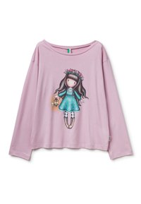 Camisa de manga larga rosa con un estampado de una niña en un vestido azul verdoso sujetando una linterna, vestida con botas, leggings a rayas y una corona de flores.
