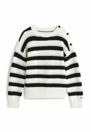 Pull tricoté à rayures noires et blanches avec manches longues et trois boutons noirs sur l'épaule gauche.