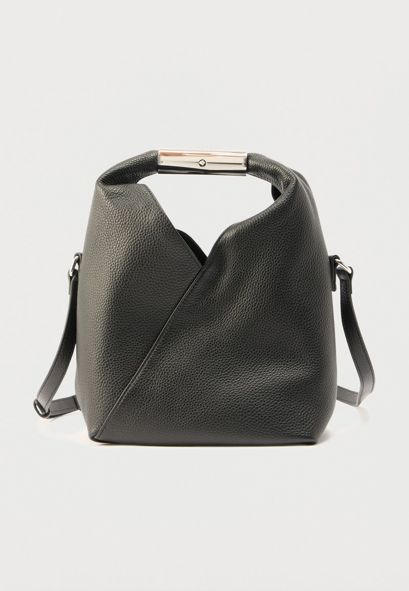 Czarna skórzana torebka o teksturowanym wykończeniu, wyprofilowanym kształcie oraz srebrnym akcentem na uchwycie. Dołączony regulowany pasek na ramię.