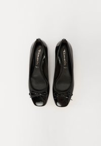 Paire de ballerines noires en cuir verni avec petits nœuds et bouts carrés, taille 37, marquées "Tamaris" à l'intérieur.