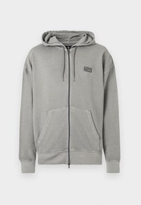 Ανοιχτό γκρι φούτερ με φερμουάρ, μπροστινές τσέπες, κουκούλα με κορδόνια και μικρό μαύρο λογότυπο Converse CONS στο αριστερό μέρος του στήθους.