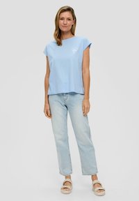 s.Oliver ÜBERSCHNITTENEN SCHULTERN IM RELAXED FIT - T-Shirt print - himmelblau