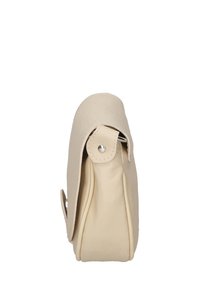 Borsa in pelle beige con una forma morbida e arrotondata. Presenta una patta con chiusura a scatto e cuciture visibili lungo i bordi.