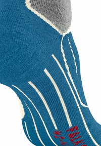 Blauer Socke mit texturiertem Gewebe, mit grauem Bündchen, weißen Streifen und roter Schrift. Die gekrümmte Form und der verstärkte Zehenbereich sind sichtbar.