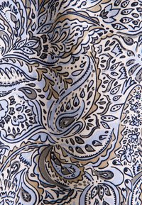 Tkanina w wzór, z niebieskimi, brązowymi i czarnymi motywami paisley na jasnym tle. Miękka tekstura z misternymi detalami i falującymi liniami.