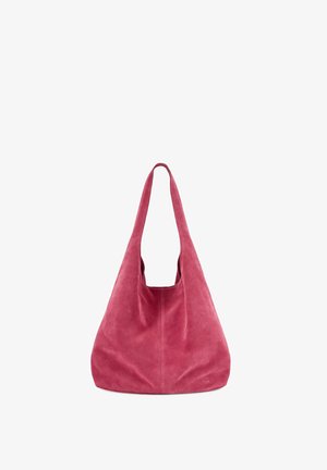 Miękka różowa zamszowa torba na ramię z jednym szerokim paskiem i pojemnym, luźnym kształtem.