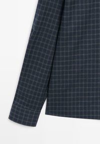 Donkerblauw overhemd met knopen, voorzien van een klein ruitpatroon, lange mouwen en een rechte zoom met een enkele manchet aan de mouw.