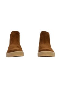 Bottines à enfiler en suede marron avec des semelles en caoutchouc beige, présentées de face sur un fond blanc.