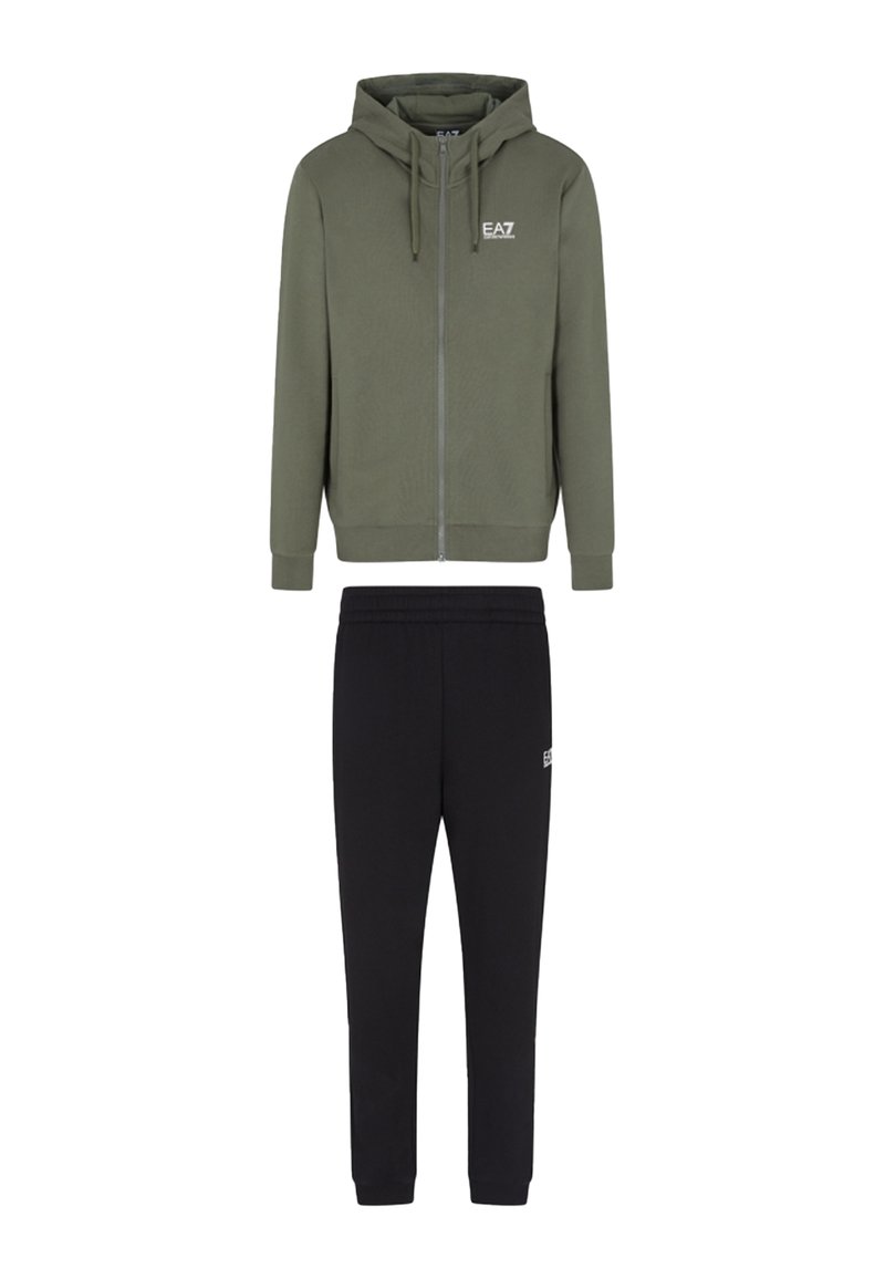 Felpa con zip verde oliva, dotata di coulisse e logo sul petto, abbinata a pantaloni joggers neri con elastico in vita, caratterizzati da un piccolo logo.