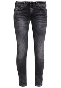 Černé úzké džíny v zesvětleném praní se zipem a pěti kapsami. Na p řední kapse jsou nenápadné červené a modré švy.