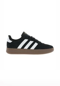 Sneaker in suede nera con strisce in pelle bianca, suola in gomma e design con lacci. Logo dorato sulla linguetta, forma casual e a profilo basso.