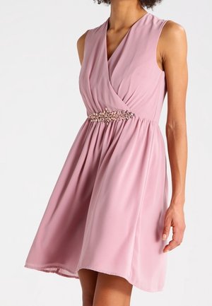 Ärmelloses, rosa knielanges Kleid mit V-Ausschnitt und geraffter Taille, verziert mit einem dekorativen Perlendetail.