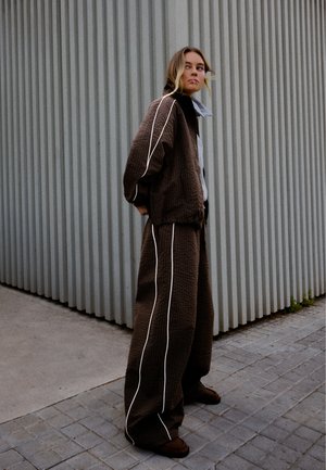 Bershka, CONTRAST LIGHTWEIGHT - JACKET - Let jakke / Sommerjakker - dark brown