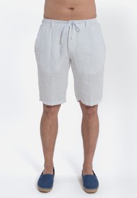 Linnen shorts in lichtgrijs met een elastische tailleband, trekkoorddetail en zijzakken, gecombineerd met blauwe espadrilles.