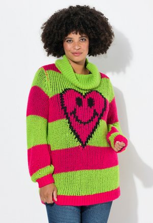 Sweter dzianinowy z wyraźnymi różowymi i zielonymi poziomymi paskami, z kołnierzem typu cowl oraz czarnym sercem ze śmiejącą się buźką na przodzie.