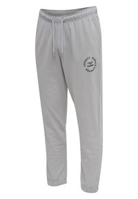Hellgraue Jogginghose mit elastischem Bund und Kordelzug, mit einem aufgedruckten schwarzen Logo auf dem linken Oberschenkel. Am Knöchel gerippt.