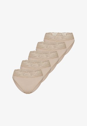 Cinq culottes beiges pour femmes avec des ceintures larges en dentelle, disposées en rangée décalée sur fond blanc.