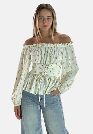 Blusa bianca off-shoulder con scollo elastico arr gathered, stampa floreale, maniche lunghe a palloncino e vita regolabile con cordoncino. Tessuto leggero, vestibilità rilassata.
