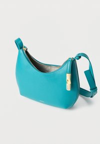 Sac à bandoulière en cuir turquoise avec fermeture éclair et fermoir dorés, ouverture supérieure, et sangle réglable, posé sur un fond blanc.