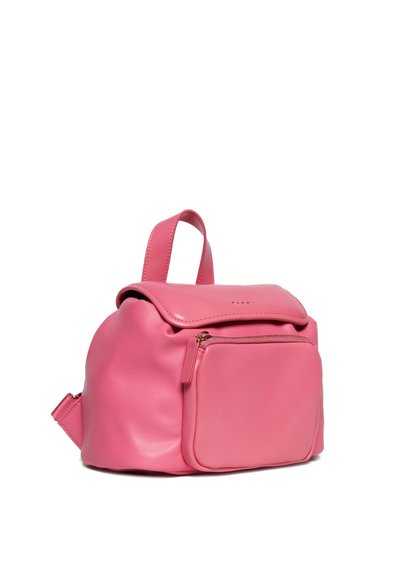 Sac à dos en cuir rose avec une forme arrondie, une poignée supérieure, une fermeture à rabat et une poche zippée à l'avant. Texture lisse avec des détails matériels minimaux.