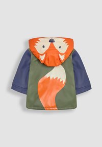 Färgglad regnjacka med en rävdesign; den orange huvan har ett rävansikte, olivgrön kropp med vit och orange svans, och marinblå ärmar.