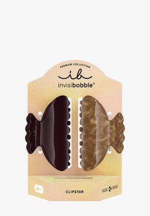 To store hårklemmer i mørkebrun og marmorbeige på beige emballage mærket "invisibobble Clipstar" og mærket som genanvendelig.