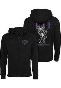 Sudadera con cremallera negra que presenta un bolsillo frontal, capucha con cordón y una impresión gráfica de un ángel en la parte posterior con texto blanco y púrpura.