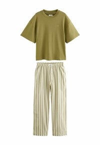 Alyvuogių žalios medvilnės marškinėliai trumpomis rankovėmis ir apvaliu kaklu, derinami su dryžuotomis smėlio ir grietinėlės spalvų kelnėmis, turinčiomis elastingą juosmenį ir sagas.