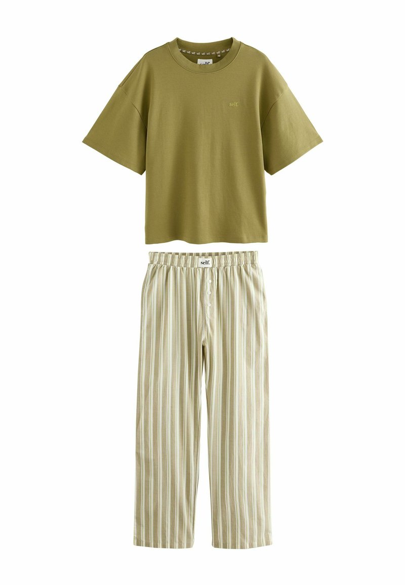 Alyvuogių žalios medvilnės marškinėliai trumpomis rankovėmis ir apvaliu kaklu, derinami su dryžuotomis smėlio ir grietinėlės spalvų kelnėmis, turinčiomis elastingą juosmenį ir sagas.