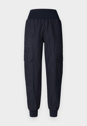 Navy blue cargo-housut, jotka on valmistettu denimgasta. Niissä on leveä joustava vyötärö, kaksi sivutaskua ja ribattu resori nilkoissa.