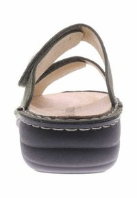 Grijze sandaal met meerdere banden, een gestructureerde binnenzool en een dikke zwarte platformbasis. Kenmerkt zich door stiksel details langs de randen.