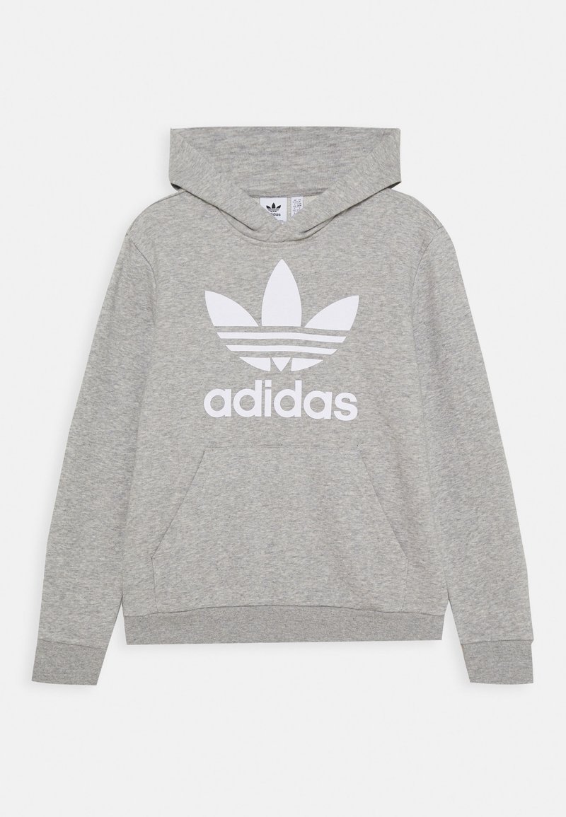 Un sweat à capuche en polaire grise avec une poche kangourou à l'avant, arborant un grand logo trefoil blanc d'Adidas et trois bandes horizontales.