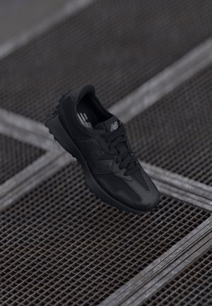 U327 UNISEX - Sneaker low - black