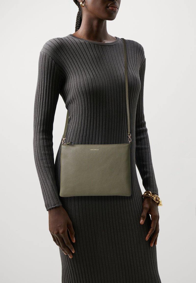 Coccinelle BEST CROSSBODY - Ülerinna-kott - laurel green