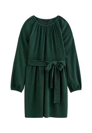 Groene, gestructureerde jurk met een ronde halslijn, lange mouwen en een gestrikte ceintuur rond de taille. De jurk heeft verticale plooien en een relaxed fit.