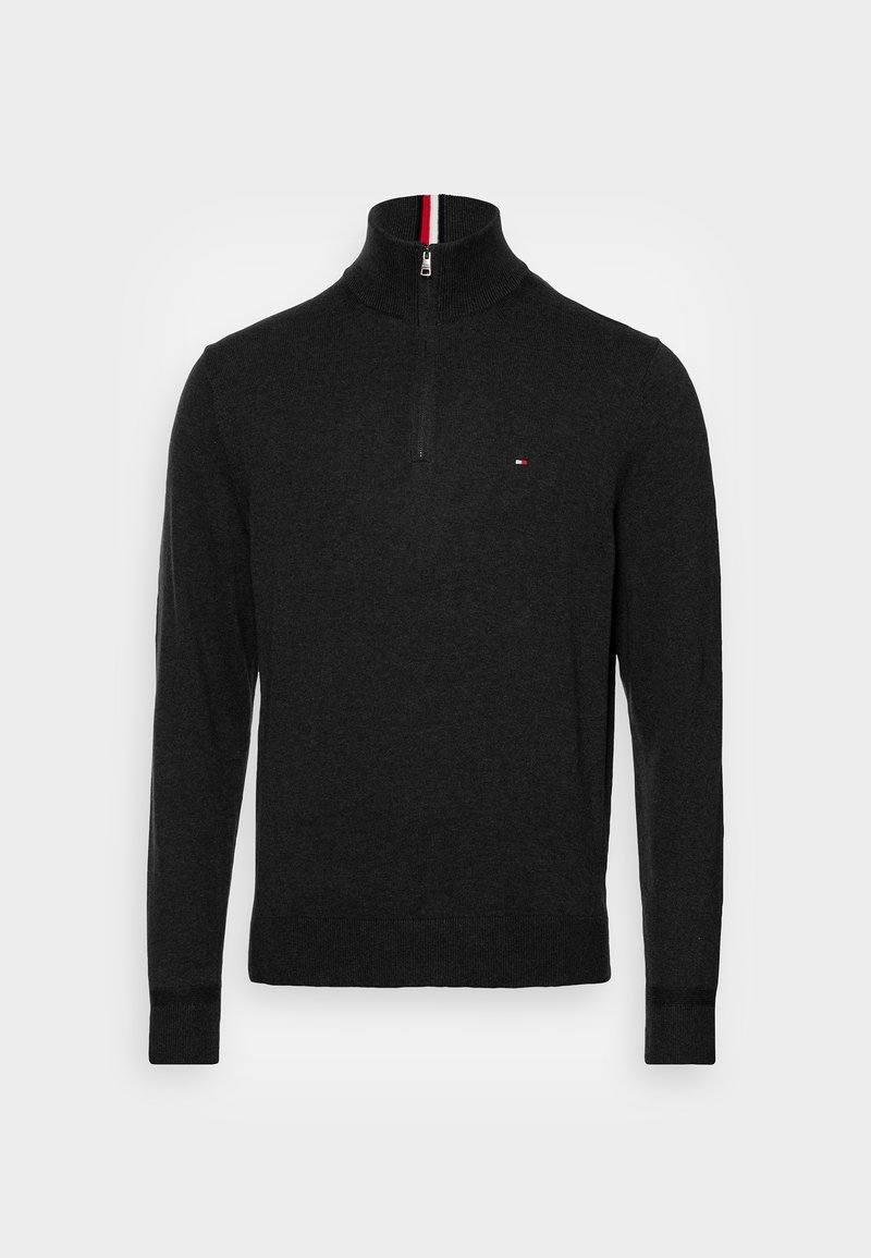 Polo à manches longues gris foncé avec fermeture éclair au quart, col haut avec une rayure rouge-blanc-bleu à l'intérieur, et petit logo rouge-blanc-bleu sur le côté gauche de la poitrine.