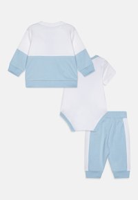 Set od tri dijela za bebe: bijeli i svijetloplavi dukserica s okruglim izrezom, bijeli bodi i svijetloplave hlače s rebrastim manžetama i bijelim bočnim prugama.