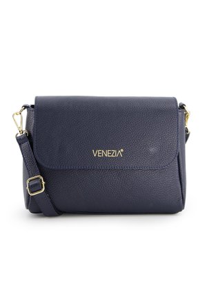 Mørkeblå tekstureret læder crossbody taske med justerbar rem og guld "VENEZIA" logo på frontlåget.