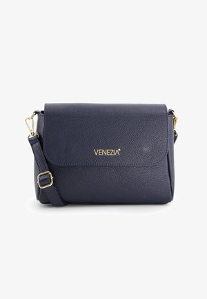 Granatowa skórzana torebka crossbody o teksturowanej powierzchni z regulowanym paskiem i złotym logo "VENEZIA" na zamknięciu klapy z przodu.