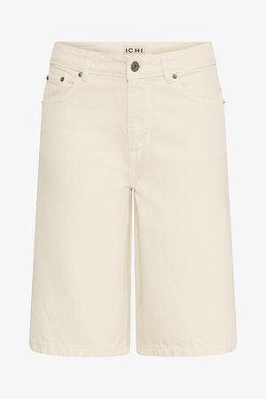Kremfarvede cowboyshorts til knæet med forreste knap, bæltestropper og fem-lomme design, mærket ICHI.