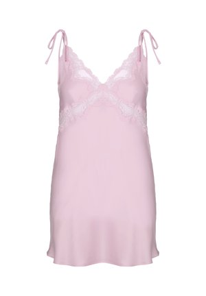 Lichtroze satijnen slipjurk met kanten rand, V-hals en verstelbare strikbandjes.