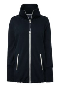 Giacca zip-up blu navy con colletto alto, due tasche laterali con dettagli bianchi, polsini a coste e orlo inferiore aderente. Tessuto morbido.