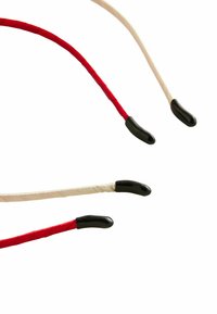 Tres cables flexibles en rojo y crema, cada uno con puntas de goma negra. Una tela texturizada envuelve los cables, añadiendo detalle.