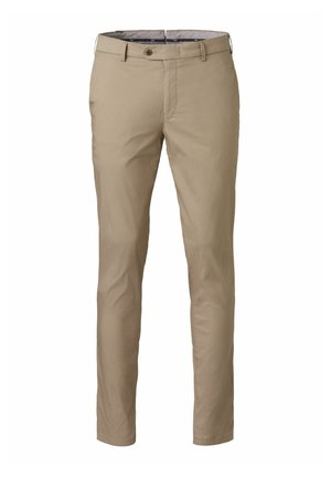 Schmale Herren-Chinos in Beige mit Gürtelschlaufen, Knopfverschluss und seitlichen Taschen, vor weißem Hintergrund präsentiert.