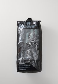 Zwarte Adidas bokshandschoenen in transparante verpakking, met een kantelsysteem, synthetisch materiaal, ergonomisch ontwerp en een ritssluiting.