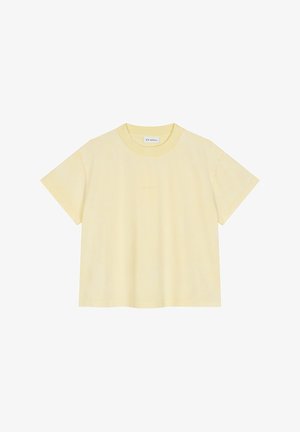 Jasnożółty, krótki rękaw, T-shirt z okrągłym dekoltem, o luźnym kroju, z małą metką "OH APRIL" umieszczoną wewnątrz kołnierza.